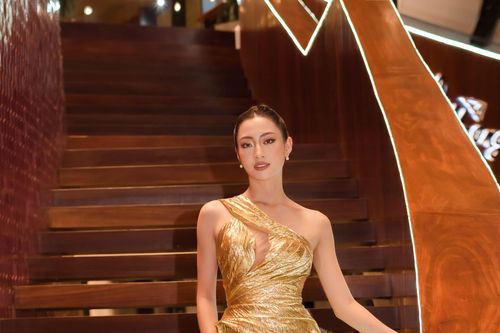 Đỗ Mỹ Linh - Lương Thùy Linh diện váy xẻ sexy, Tiểu Vy kín đáo trên thảm đỏ Liên hoan phim Việt Nam