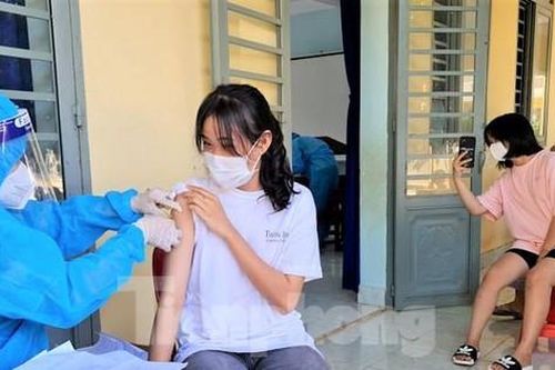 Lần đầu tiên trẻ em vùng biên giới được tiêm vắc xin phòng COVID-19
