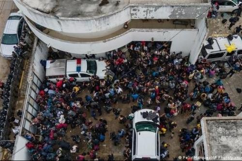 Mexico: 600 người di cư được giải cứu trên 2 chiếc xe đầu kéo