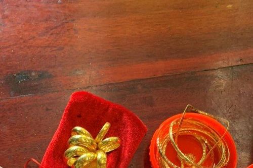 Thanh niên mang tiền âm phủ vào tiệm vàng để cướp giật
