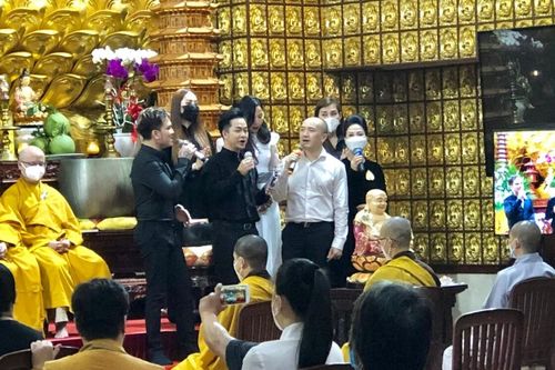 Lễ cúng 100 ngày ca sĩ Việt Quang: Quách Tuấn Du, Dương Ngọc Thái nghẹn ngào hát tiễn người anh