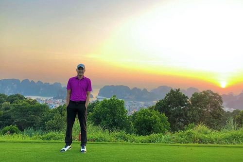 Công Vinh bất ngờ xuất hiện sang chảnh ở sân golf, tự nhận mình 'anh đẹp trai'
