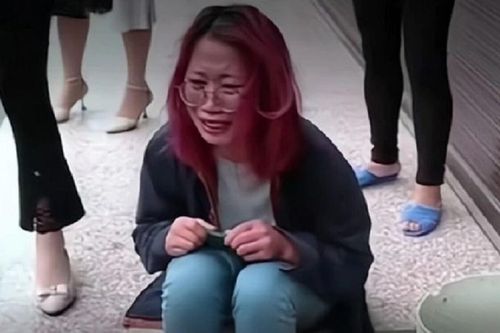 Nhất quyết không ly hôn dù bị chồng bạo hành suốt 3 năm, vợ mếu máo khóc: 'Vì chồng tôi quá đẹp trai'
