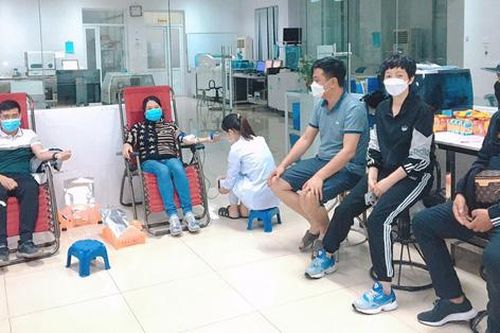 4 người ở Quảng Ninh hiến máu trong đêm cứu sản phụ bị rau tiền đạo có nhóm máu cực hiếm