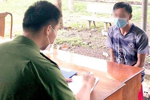 Bắt gã bố dượng nhiều lần xâm hại con riêng của vợ