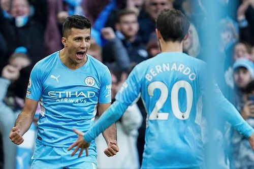 Vùi dập Everton, Man City kiên trì bám đuổi Chelsea