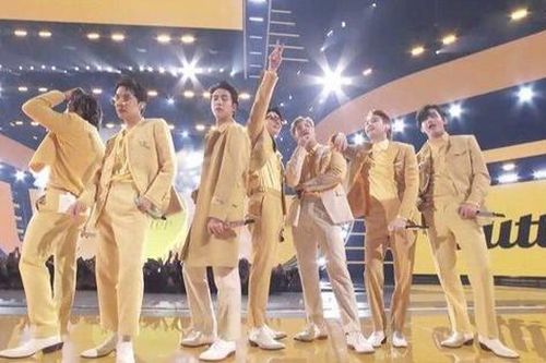 'Bể kèo' trình diễn với Megan, BTS cùng Coldplay vẫn biểu diễn 'cực cháy' tại AMAs 2021