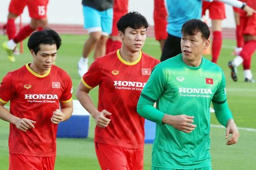 Thủ môn Tấn Trường bị thầy Park nhắc nhở vì ham livestream