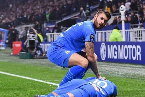 Cổ động viên Lyon ném chai vào đầu Payet