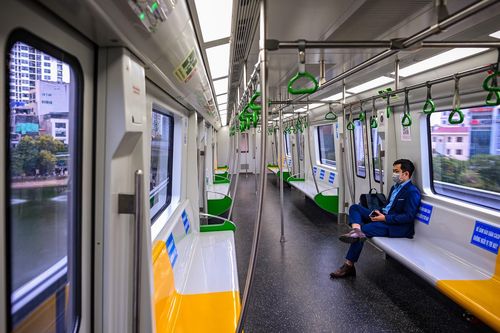 Tàu Cát Linh - Hà Đông vắng khách vào giờ cao điểm
