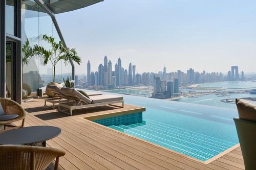Dubai mở cửa bể bơi vô cực 360 độ cao nhất thế giới
