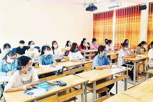 Học sinh khối 9 ở 10 huyện Hà Nội đi học trực tiếp trở lại