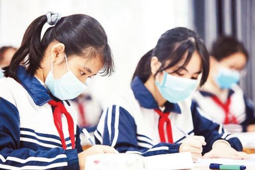 Học sinh lớp 9 ở ngoại thành Hà Nội bắt đầu đi học trở lại