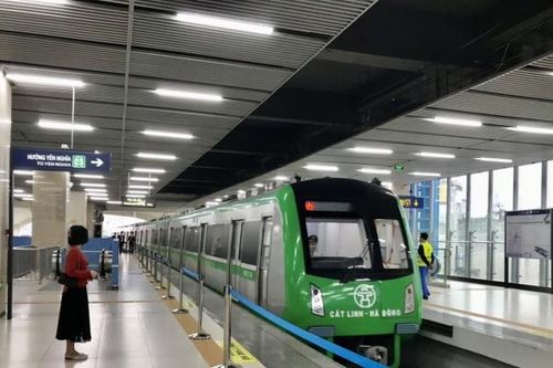 Lèo tèo hành khách đi tàu điện Cát Linh trong ngày đầu tuần bán vé