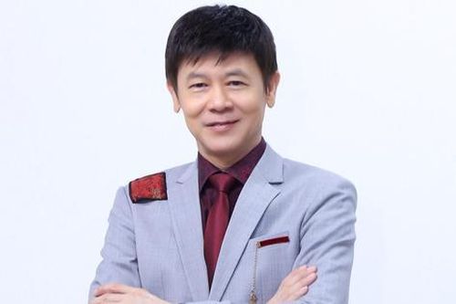 Danh ca Thái Châu được vợ may đo, sửa sang quần áo để làm giám khảo