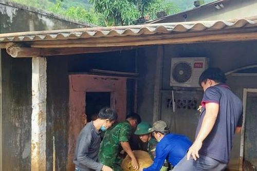 Không biết đất đá lăn xuống nhà lúc nào!