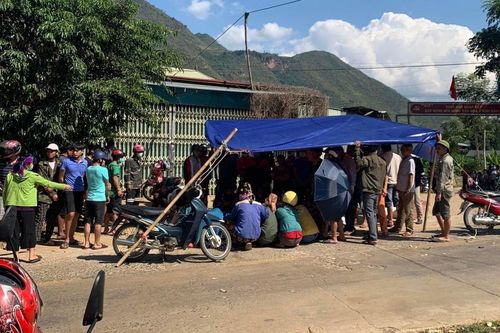 4 học sinh ở Sơn La văng khỏi xe bị bung cửa, 1 em tử vong