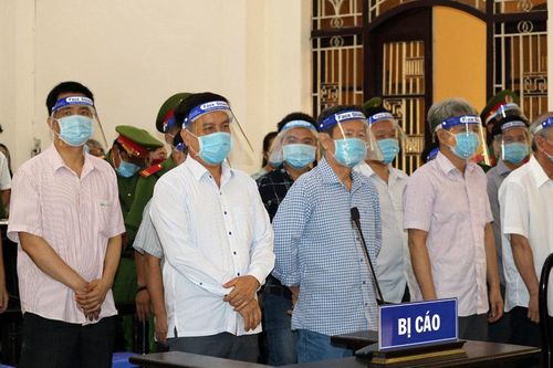 Tòa xử cựu Chủ tịch TP Trà Vinh tạm dừng do luật sư nghi mắc Covid-19