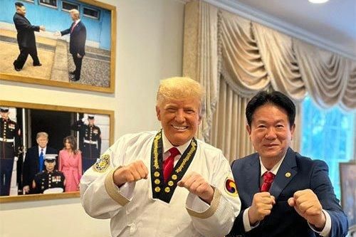 Ông Donald Trump nhận cửu đẳng huyền đai Taekwondo, ngang hàng ông Putin