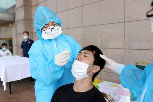 Phong tỏa 3 công ty tại huyện Quốc Oai vì có nhiều ca test nhanh dương tính với virus SARS-CoV-2