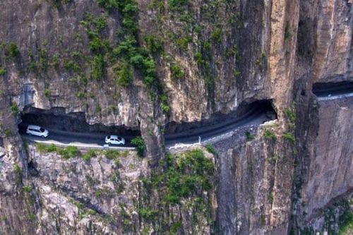 Suốt 15 năm đào con đường xuyên núi 1.526m, hơn 700 người dân thoát nghèo