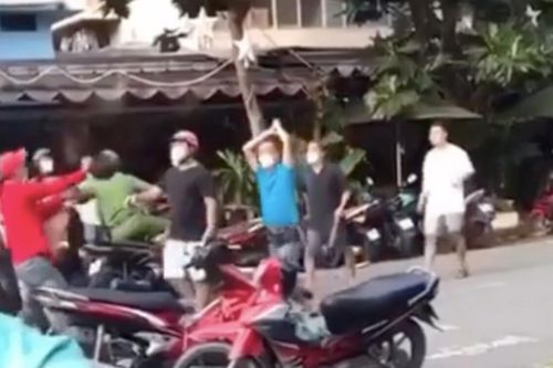 Nhóm thanh niên 'đại chiến' giữa phố, công an can không xuể liền lao vào cướp gậy quật ngã kẻ manh động