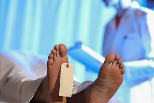 Người đàn ông 'sống lại' sau 7 tiếng nằm trong tủ đông nhà xác, giây phút phát hiện sự thật gây 'choáng'