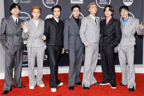 Dự thảm đỏ American Music Awards, BTS mất điểm vì trang phục nhăn nhúm, ống quần 'quét sàn'