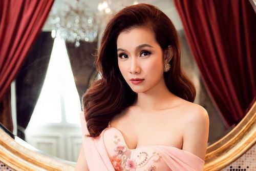 Tượng đài nhan sắc như Hoa hậu Thùy Lâm vẫn khiến fan ngã ngửa khi tiêm cằm, chỉnh sửa sắc đẹp