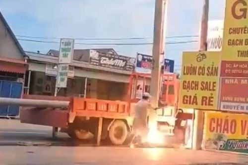 Thất kinh khoảnh khắc trụ bê tông va chạm với điện trung thế khiến 3 công nhân thương vong