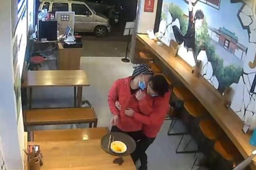 Âu yếm trong giờ làm, hai nhân viên bị chủ quán 'phạt nặng', dân tình không bênh lại vỗ tay ủng hộ