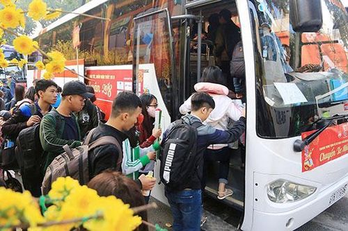 Hà Nội sẽ hỗ trợ phương tiện đưa lao động khó khăn về quê đón Tết