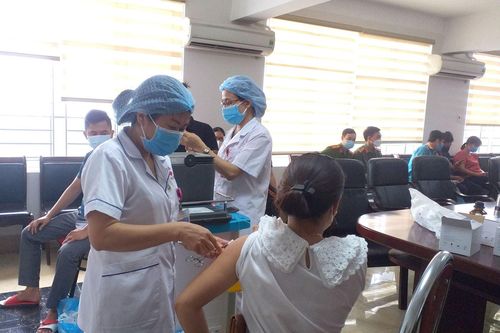 Cẩm Khê: Tiêm phòng vắc xin COVID-19 mũi 2 cho người dân trên 18 tuổi