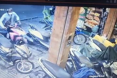 Bảo vệ dán mắt vào điện thoại, trộm ngang nhiên bẻ khóa trộm xe