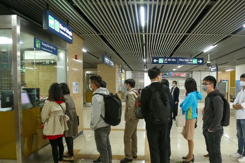 Hành khách xếp hàng mua vé tháng tàu Cát Linh - Hà Đông