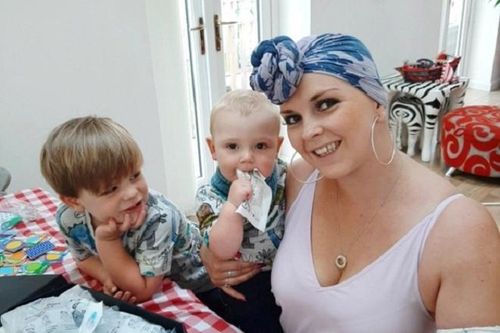 Phát hiện ung thư khi cho con bú: Phụ nữ được cảnh báo kiểm tra vú thường xuyên