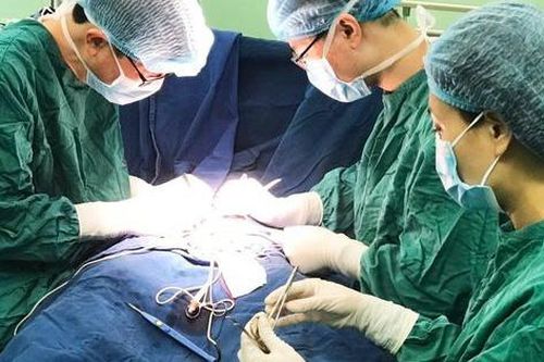 Bé trai tiểu ngồi vì bất thường ở 'quả ớt'