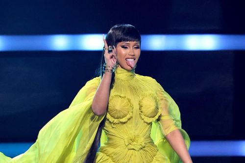 Cardi B thay 8 bộ đồ tại AMA 2021
