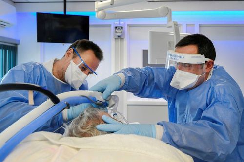 Bệnh viện quá tải, bệnh nhân Covid-19 của Hà Lan được chuyển đến Đức