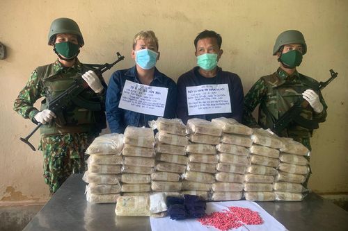 Phá chuyên án ma túy xuyên quốc gia, bắt 2 đối tượng nước ngoài cùng hơn 300.000 viên ma túy
