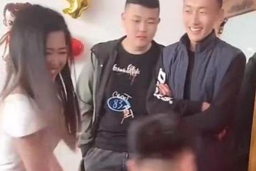 Chú rể và phù dâu diễn cảnh nóng bỏng, cô dâu có thái độ gây ngỡ ngàng