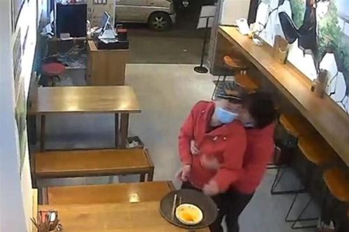 Nhân viên âu yếm nhau, quản lý ra hình phạt gây choáng váng!