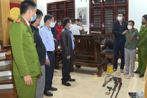 Khám xét nơi ở của 'trùm' đường dây cờ bạc liên tỉnh, phát hiện nhiều súng đạn