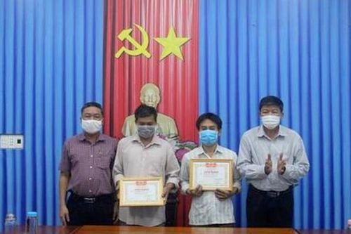 Quảng Nam: Khen thưởng 2 công dân bắt tên cướp tiệm vàng