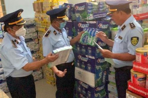 Tạm giữ gần 1.000 hộp sữa Ensure, Similac, Enfagrow nghi nhập lậu