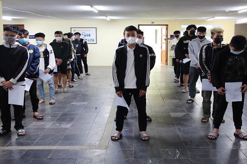 Nhóm 'quái xế' tuổi mới lớn khai gì tại cơ quan công an?