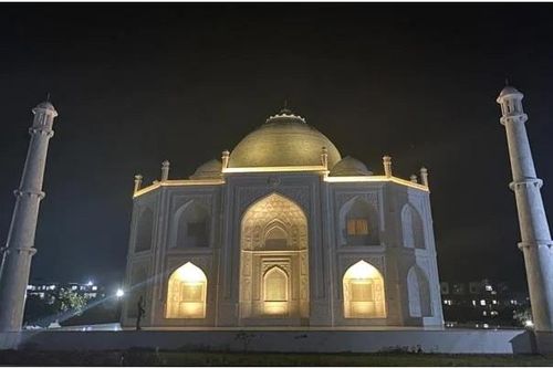 Người đàn ông bỏ 3 năm xây ngôi nhà 'bản sao như đúc' đền Taj Mahal tặng vợ
