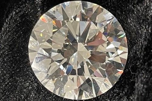 Người phụ nữ Anh tìm thấy viên kim cương 2,7 triệu USD khi dọn nhà