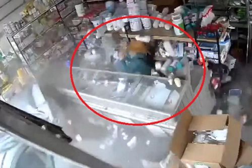 Đang ngồi kiểm kê tiền bạc, người phụ nữ được phen 'mất vía' vì ô tô mất lái bất ngờ đâm sầm vào
