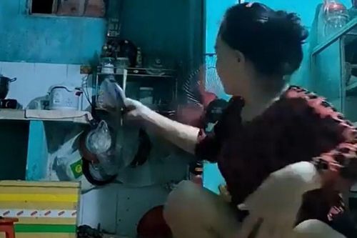 Clip: Vợ ném cả mâm bát đĩa vỡ tan tành, thẳng tay hất cả 2 két bia vào chồng vì tối ngày nhậu nhẹt